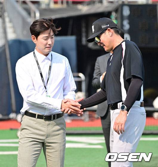 [OSEN=수원, 박준형 기자]  28일 오후 수원 KT위즈파크에서 열린 ‘2025 신한 SOL BANK KBO리그’ KT 위즈와 두산 베어스의 경기가 진행됐다.이날 경기에는 KT는 쿠에바스를, 두산을 최민석을 선발투수로 내세웠다.경기 앞두고 김재호 해설위원이 KT 유한준 코치와 인사를 나누고 있다.  2025.05.28 /
