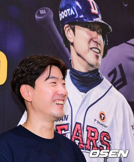 [OSEN=잠실, 지형준 기자] 6일 오후 서울 잠실구장에서 ‘2025 신한 SOL Bank KBO리그’ 두산 베어스와 KT 위즈의 경기가 열렸다.두산은 최승용, KT는 엔마누엘 데 헤이수스를 선발로 내세웠다.두산은 이날 2024시즌을 끝으로 은퇴를 선언한 김재호의 은퇴식을 개최한다. 은퇴식 테마는 ‘베어스 올타임 No.1 유격수 김재호’이다. 김재호는 은퇴선수 특별 엔트리를 통해 1군 엔트리에도 이름을 올렸다.&nbsp;경기에 앞서 김재호가 기자회견을 하고 있다. 2025.07.05 /jpnews@osen.co.kr