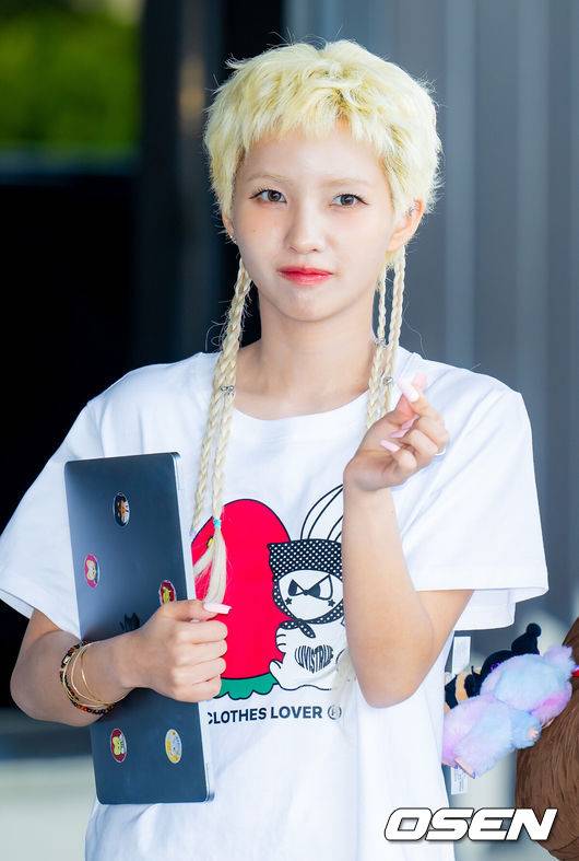 [OSEN=김포공항, 민경훈 기자] 그룹 아이들(i-dle)이 28일 김포공항을 통해 일본 도쿄로 출국했다. 아이들은 일본 K아레나 요코하마에서 열리는 '제2회 아시아 스타 엔터테이너 어워즈'(ASEA 2025)에 참석한다.아이들 소연이 입장하며 포즈를 취하고 있다. 2025.05.28 / rumi@osen.co.kr