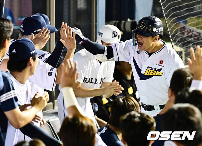 [OSEN=잠실, 지형준 기자] 6일 오후 서울 잠실구장에서 ‘2025 신한 SOL Bank KBO리그’ 두산 베어스와 KT 위즈의 경기가 열렸다.두산은 최승용, KT는 엔마누엘 데 헤이수스를 선발로 내세웠다.두산은 이날 2024시즌을 끝으로 은퇴를 선언한 김재호의 은퇴식을 개최한다. 은퇴식 테마는 ‘베어스 올타임 No.1 유격수 김재호’이다. 김재호는 은퇴선수 특별 엔트리를 통해 1군 엔트리에도 이름을 올렸다.&nbsp;8회말 무사 1,2루에서 두산 김재환이 역전 스리런포를 날리며 기뻐하고 있다. 2025.07.05 /jpnews@osen.co.kr