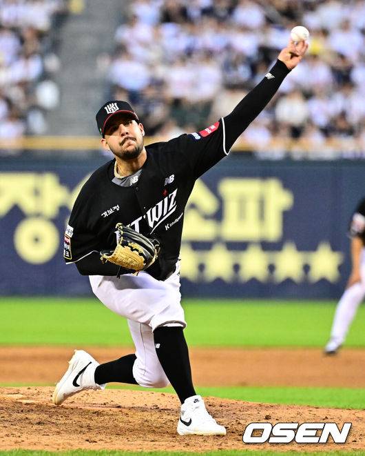 [OSEN=잠실, 지형준 기자] 6일 오후 서울 잠실구장에서 ‘2025 신한 SOL Bank KBO리그’ 두산 베어스와 KT 위즈의 경기가 열렸다.두산은 최승용, KT는 엔마누엘 데 헤이수스를 선발로 내세웠다.두산은 이날 2024시즌을 끝으로 은퇴를 선언한 김재호의 은퇴식을 개최한다. 은퇴식 테마는 ‘베어스 올타임 No.1 유격수 김재호’이다. 김재호는 은퇴선수 특별 엔트리를 통해 1군 엔트리에도 이름을 올렸다.&nbsp;5회말 KT 헤이수스가 역투하고 있다. 2025.07.05 /jpnews@osen.co.kr