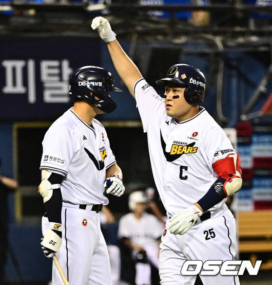 [OSEN=잠실, 지형준 기자] 6일 오후 서울 잠실구장에서 ‘2025 신한 SOL Bank KBO리그’ 두산 베어스와 KT 위즈의 경기가 열렸다.두산은 최승용, KT는 엔마누엘 데 헤이수스를 선발로 내세웠다.두산은 이날 2024시즌을 끝으로 은퇴를 선언한 김재호의 은퇴식을 개최한다. 은퇴식 테마는 ‘베어스 올타임 No.1 유격수 김재호’이다. 김재호는 은퇴선수 특별 엔트리를 통해 1군 엔트리에도 이름을 올렸다.&nbsp;6회말 무사에서 두산 양의지가 솔로포를 날리며 기뻐하고 있다. 2025.07.05 /jpnews@osen.co.kr