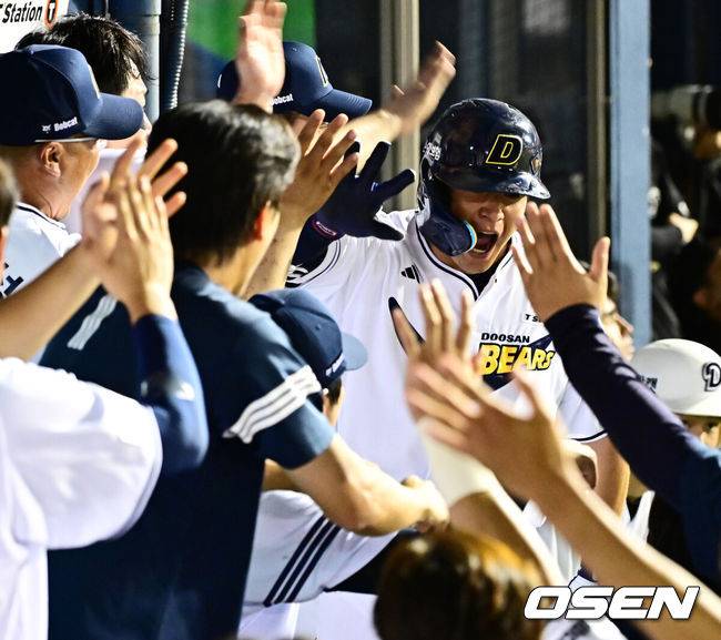 [OSEN=잠실, 지형준 기자] 6일 오후 서울 잠실구장에서 ‘2025 신한 SOL Bank KBO리그’ 두산 베어스와 KT 위즈의 경기가 열렸다.두산은 최승용, KT는 엔마누엘 데 헤이수스를 선발로 내세웠다.두산은 이날 2024시즌을 끝으로 은퇴를 선언한 김재호의 은퇴식을 개최한다. 은퇴식 테마는 ‘베어스 올타임 No.1 유격수 김재호’이다. 김재호는 은퇴선수 특별 엔트리를 통해 1군 엔트리에도 이름을 올렸다.&nbsp;8회말 무사 1,2루에서 두산 김재환이 역전 스리런포를 날리며 더그아웃에서 기뻐하고 있다. 2025.07.05 /jpnews@osen.co.kr