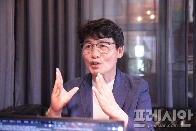 ▲2일 정성홍 전 전교조 광주지부장이 기초학력 보장을 위한 1교실 2교사 정책에 대해 설명하고 있다.2025.07.02ⓒ프레시안(백순선)