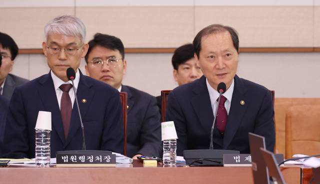 ▲1일 국회에서 열린 법제사법위원회 전체회의에 출석한 이완규 법제처장 의원 질의에 답변하고 있다. 왼쪽은 천대엽 법원행정처장. ⓒ연합뉴스