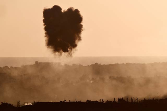 ▲5일(현지시간) 이스라엘 공습 뒤 가자지구에서 연기가 피어오르고 있다. ⓒ로이터=연합뉴스