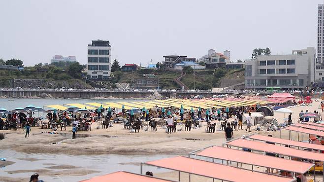 무더운 날씨를 보인 6일 강원 고성군 아야진 해수욕장이 피서객들로 북적이고 있다.