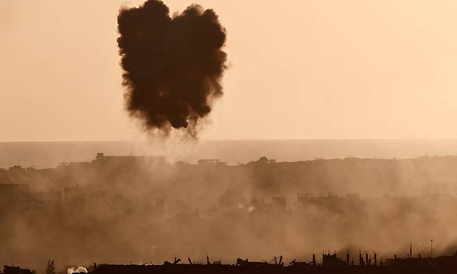 이스라엘 측 국경에서 바라본 가자지구의 모습. 군사 공격 후 연기가 피어오르고 있다. 로이터연합뉴스