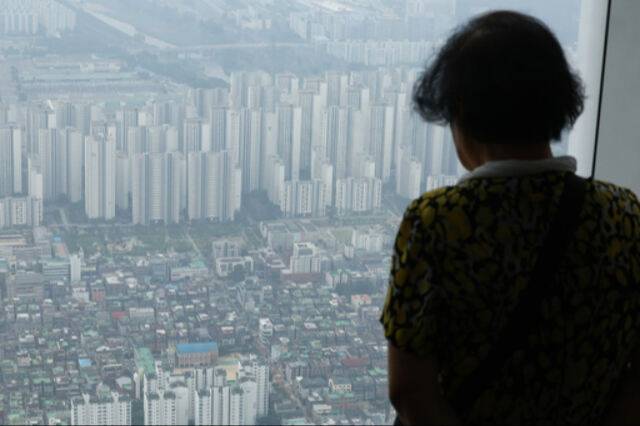 지난 6일&nbsp;서울 송파구 롯데월드타워 전망대에서 바라본 서울 시내 주택의 모습. 연합뉴스&nbsp;
