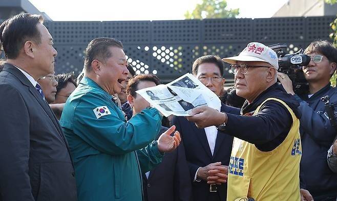 지난해 10월31일 경기&nbsp;파주시 임진각 국립 6·25전쟁 납북자기념관에서 최성룡&nbsp;납북자가족모임 대표(오른쪽)가 대북&nbsp;전단살포를 만류하는 김경일 파주시장과 언쟁을 벌이고 있다. 연합뉴스