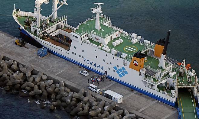 4일 일본 아쿠세키섬에 여러 차례 지진이 발생하자 주민과 방문객들이 여객선으로 대피하는 모습. 로이터연합뉴스