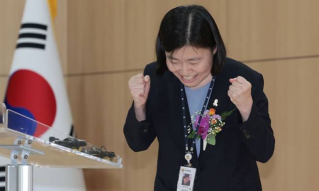 임은정 신임 서울동부지검장이 지난 4일 서울 송파구 서울동부지방검찰청에서 열린 취임식에서 취임사를 마친 뒤 연단에 있던 마이크가 떨어지자 놀라고 있다. 연합뉴스