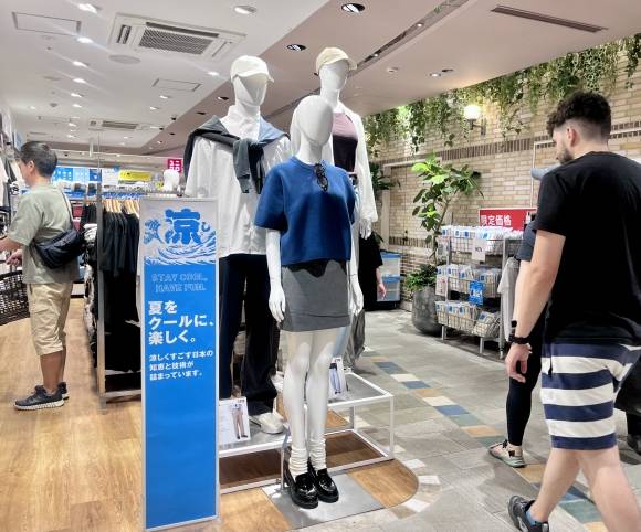 일본 도쿄의 한 유니클로 의류 판매장.  ‘여름을 쿨하게 즐겁게’ 라는 헤드 카피로 기획전을 하고 있다. 도쿄 명희진 특파원