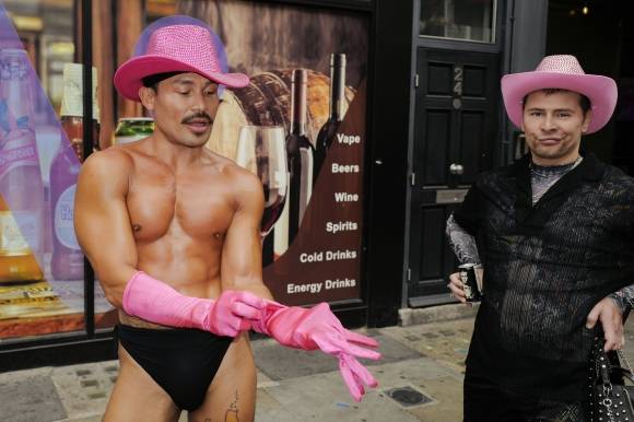 5일(현지시간) 영국 런던 소호 지역에서 분홍색 의상을 입은 사람들이 ‘프라이드 퍼레이드’에 참석하고 있다.2025.7.5 AP 연합뉴스