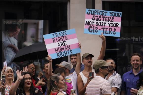 5일(현지시간) 영국 런던에서 열린 ‘프라이드 퍼레이드’에서 참석자들이 트랜스젠더의 권리를 지지하는 손팻말을 들고 있다. 2025.7.5 AP 연합뉴스