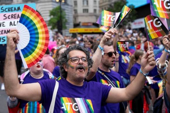 5일(현지시간) 영국 런던에서 열린 ‘프라이드 퍼레이드’(성소수자 자긍심 행진)에서 많은 참석자들이 무지개 깃발 등을 들고 행진하고 있다. 2025.7.5 로이터 연합뉴스