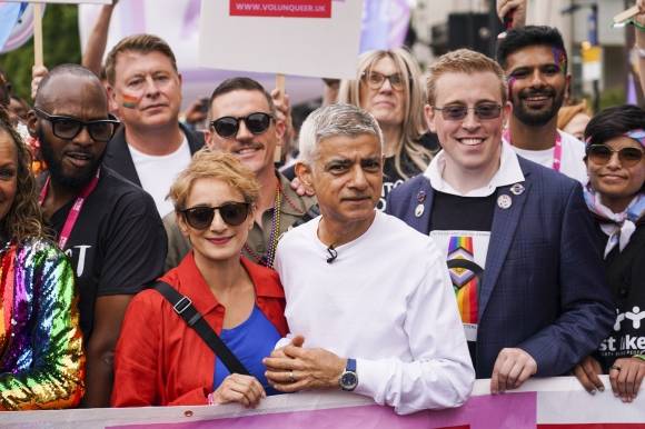 사디크 칸(가운데) 런던시장이 5일(현지시간) 영국 런던에서 열린 ‘프라이드 퍼레이드’에 참석하고 있다. 2025.7.5 AP 연합뉴스