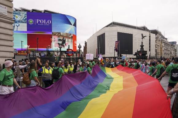 5일(현지시간) 영국 런던에서 열린 ‘프라이드 퍼레이드’가 열린 가운데 성소수자를 상징하는 6색 무지개 대형 깃발이 거리를 수놓고 있다. 2025.7.5 AP 연합뉴스