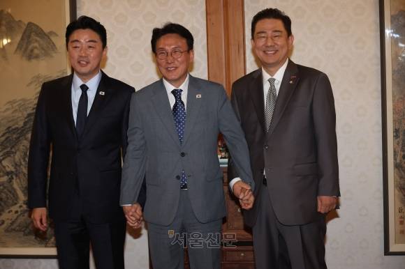 6일 서울 삼총동 총리공관에서 열린 제1차 고위당정협의회에서 김병기 더불머민주당 대표 직무대행 겸 원내대표 김민석 국무총리 강훈식 대통령실 비서실장이 기념촬영을 하고 있다. 2025.7.6 이지훈 기자