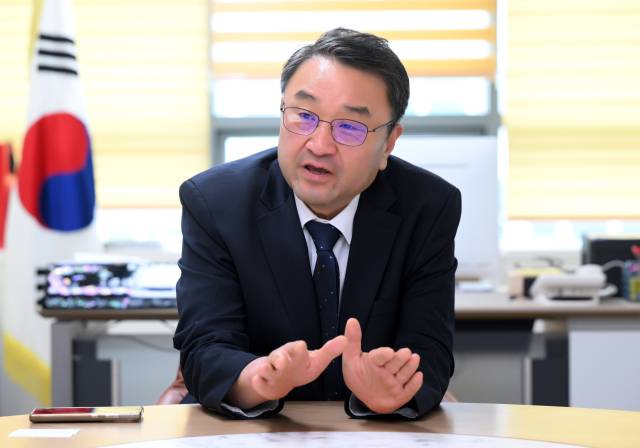 김영도 한국전문대학교육협의회 회장(동의과학대 총장)이 3일 서울 중구 전문대교협 사무실에서 본지와 인터뷰를 갖고 있다. 권욱 기자