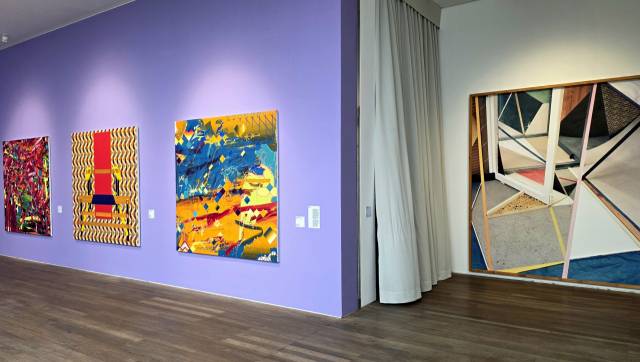 서울 관악구 서울대학교미술관에서 열리고 있는 ‘도상의 추상’ 전시 전경. 왼쪽으로 김서울 작가의 ‘스칼라 앤 벡터’ 시리즈가, 오른쪽에 조경재 작가의 작품이 보인다. 김경미 기자