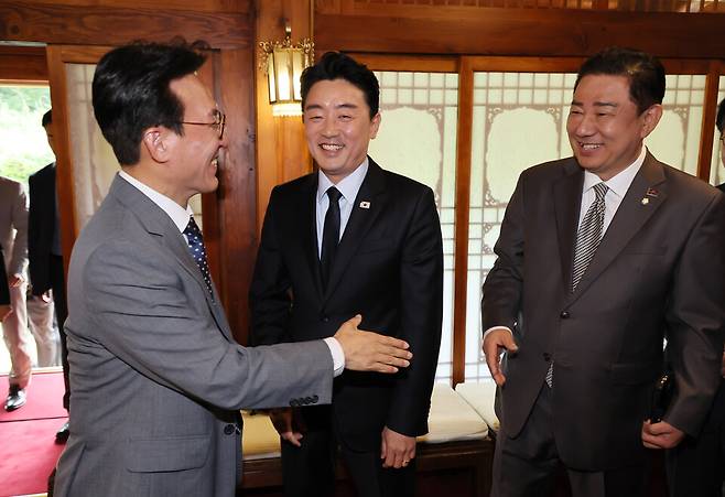 김민석 국무총리가 6일 서울 종로구 삼청동 총리공관에서 열린 고위당정협의회에 참석하며 강훈식 대통령 비서실장, 김병기 더불어민주당 대표 직무대행 겸 원내대표와 인사하고 있다. ⓒ연합뉴스