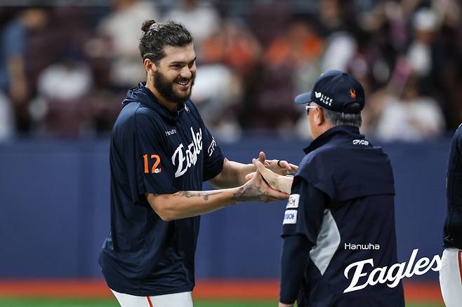 한화 폰세(왼쪽)는 5일 고척 키움전을 앞두고 1군에서 빠졌다. 그는 리그에서 가장 많은 115.2이닝을 던져 휴식이 필요하다. 사진제공｜한화 이글스