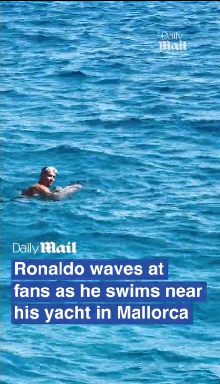 ▲ 크리스티아누 호날두가 알 나스르와 초대형 재계약을 맺은 뒤 스페인 마요르카 섬에서 휴가를 보내는 모습이 포착됐다. 그로 인해 대표팀 동료인 디오구 조타의 장례식에 불참한 것으로 알려졌다. 호날두는 포르투갈 대표팀의 주장을 맡고 있다. ⓒ 데일리메일