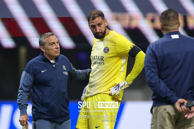 ▲ 무시알라의 상태를 확인한 해리 케인은 끝내 지켜보지 못하고 뒤로 돌아섰다. 직접적인 원인을 제공한 돈나룸마 역시 자책하듯 두 손을 머리에 올리며 망연자실한 표정을 지었다.