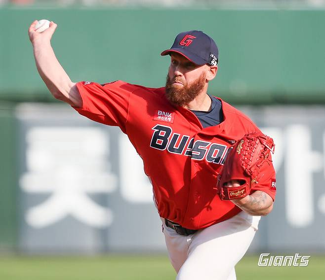 ▲ 스트레일리는 롯데와 한국 팬들의 성원에 감사하며 가슴 속에 품고 유니폼을 벗었다 ⓒ롯데자이언츠