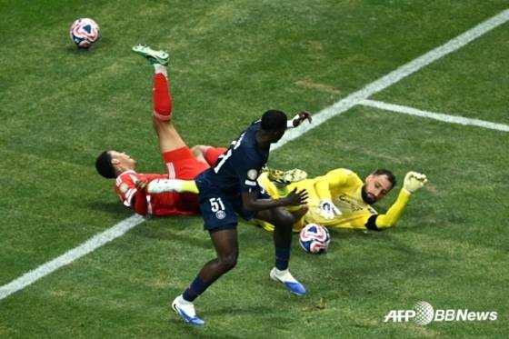 자말 무시알라(가장 왼쪽)와 잔루이지 돈나룸마(가장 오른쪽)의 충돌 모습. /AFPBBNews=뉴스1