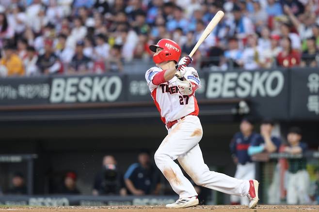 5일 오후 광주-KIA챔피언스필드에서 열린 '2025 신한 SOL Bank KBO리그' 롯데 자이언츠와 KIA 타이거즈의 경기, KIA가 13:0으로 승리하면서 4위에서 단독 2위로 올라섰다. 김호령은 홈런 2개를 포함해 5타수 3안타 5타점을 기록했다. KIA 타이거즈