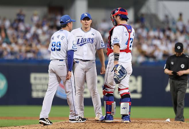 5일 대구 삼성라이온즈파크에서 열린 2025 신한 SOL Bank KBO리그 LG 트윈스와 삼성 라이온즈 간의 맞대결, 7회 초 마운드에 오른 삼성 배찬승이 볼넷 3개를 허용하고 마운드를 내려갔다. 삼성 라이온즈