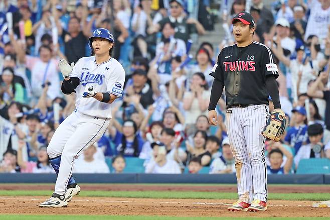 5일 대구 삼성라이온즈파크에서 열린 2025 신한 SOL Bank KBO리그 LG 트윈스와 삼성 라이온즈의 경기, 삼성 류지혁이 5회말 무사 만루 찬스에서 적시타를 때려내고 있다. 삼성 라이온즈