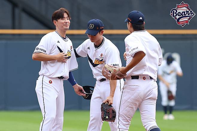 두산 베어스 김재호가 6일 서울 잠실야구장에서 열린 2025 신한 SOL 뱅크 KBO리그 KT 위즈전에 6번 타자 유격수로 선발 출전했다. 은퇴 경기 특별 엔트리로 출전한 김재호는 1회초 2아웃 뒤 자신의 등번호였던 52번을 단 박준순과 교체돼 경기를 마쳤다. 두산 베어스