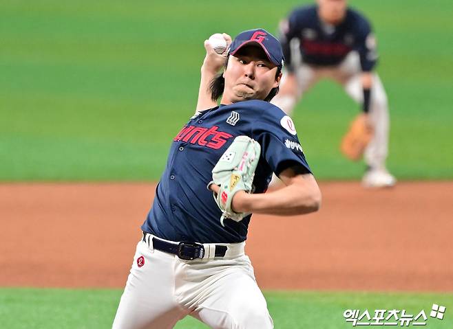1일 오후 서울 구로구 고척스카이돔에서 열린 '2025 신한 SOL Bank KBO리그' 롯데 자이언츠와 키움 히어로즈의 경기, 8회말 롯데 정철원이 공을 힘차게 던지고 있다. 엑스포츠뉴스 DB