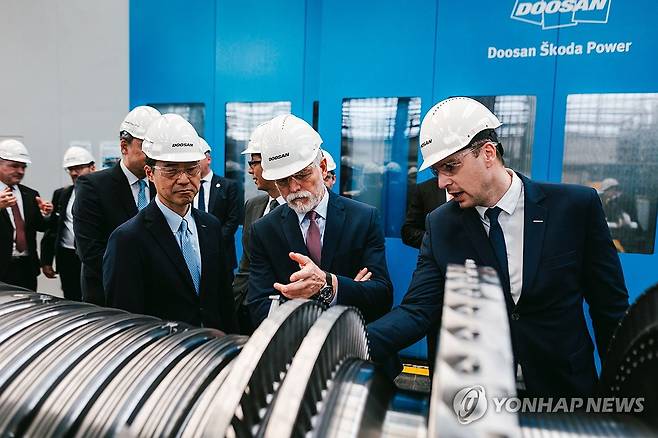 두산스코다파워서 증기터빈 살펴보는 체코 대통령 (서울=연합뉴스) 25일(현지시간) 체코 플젠 두산스코다파워에서 페트르 파벨 체코 대통령(가운데)과 손승우 두산에너빌리티 파워서비스BG장(왼쪽)이 증기터빈을 살펴보고 있다. 2025.3.26 [두산에너빌리티 제공. 재판매 및 DB 금지] photo@yna.co.kr