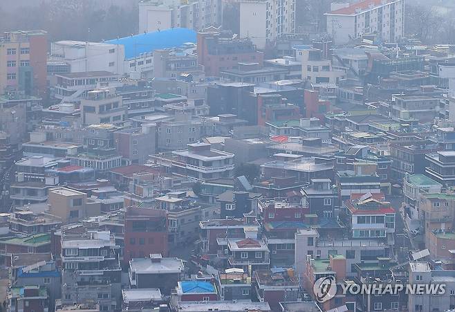 서울 빌라 월세 상승세  (서울=연합뉴스) 김도훈 기자 = 사진은 이날 오후 서울 용산 일대의 다세대 주택지구 모습. 2025.1.6 superdoo82@yna.co.kr