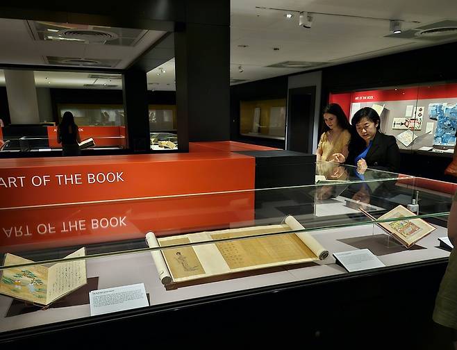 주영문화원, 영국도서관 실사 방문 (런던=연합뉴스) 선승혜 주영한국문화원장이 영국도서관에서 전시품을 살펴보고 있다. 주영한국문화원은 오는 17일(현지시간)부터 열리는 전시 '염화미소'에서 영국도서관을 비롯한 주요 기관 소장 한국 문화유산의 디지털 이미지를 일반 공개한다. 2025.7.6 [선승혜 원장 제공]