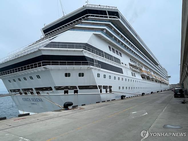 제주 강정항에 온 준모항 크루즈 '코스타 세레나호' [제주도 제공.재판매 및 DB 금지]