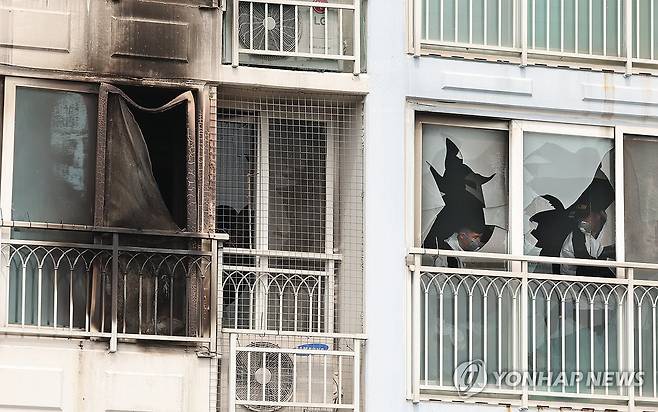 부산 기장군 아파트 화재 현장 합동 감식 (부산=연합뉴스) 강선배 기자 = 어린이 2명이 숨진 부산 기장군의 한 아파트 6층 화재 현장에서 3일 오전 경찰, 소방, 국립과학수사연구원 등이 합동 감식을 벌이고 있다. 2025.7.3 sbkang@yna.co.kr