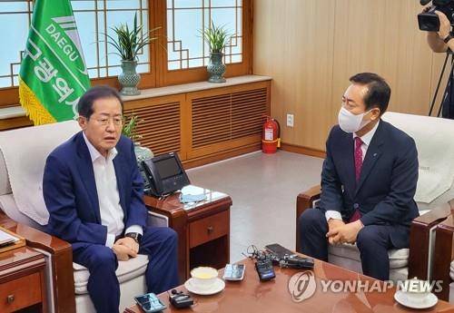 대구 물 문제 논의하던 홍준표 대구시장과 권기창 안동시장 [연합뉴스 자료 사진]