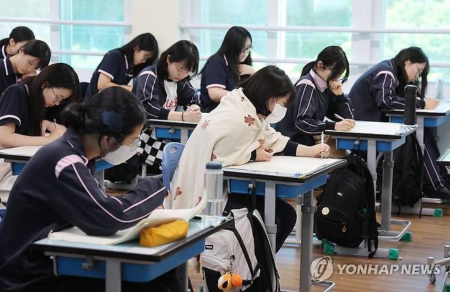 "술술 풀려라." (부산=연합뉴스) 강선배 기자 = 2026학년도 대학수학능력시험 6월 모의평가 시행일인 4일 오전 부산 사상구 주례여고 학생들이 문제를 풀고 있다. 2025.6.4 sbkang@yna.co.kr