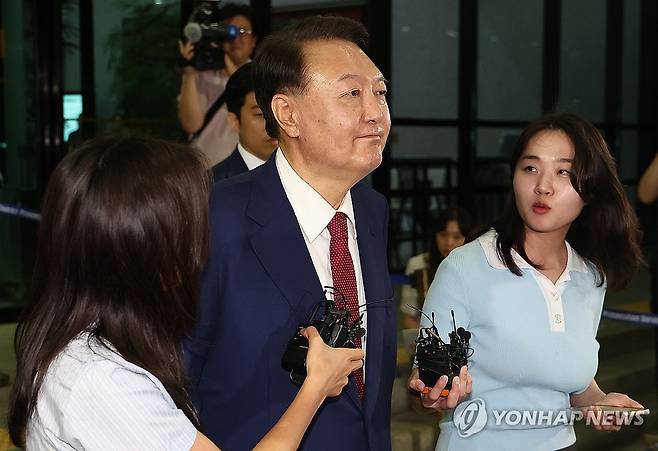 조사 마친 윤석열 전 대통령 (서울=연합뉴스) 김성민 기자 = 윤석열 전 대통령이 5일 내란 특검 2차 조사를 마치고 조은석 특별검사팀 사무실이 있는 서울 서초구 서울고검을 나서고 있다. 2025.7.6 ksm7976@yna.co.kr