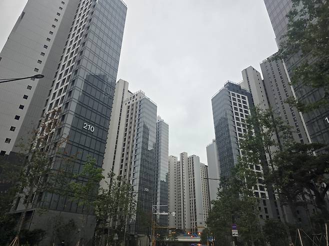 지난달 말부터 입주가 시작된 서울 서초구 잠원동 메이플자이 단지 모습. [촬영 서미숙 기자. 재판매 및 DB 금지]