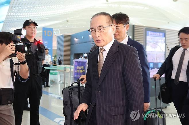 위성락 안보실장 방미…관세·정상회담 논의 전망 (영종도=연합뉴스) 임화영 기자 = 위성락 국가안보실장이 방미 일정을 위해 6일 인천국제공항을 통해 미국 워싱턴DC로 출국하고 있다.
    위 실장은 오는 8일까지 사흘간 미국 정부 고위급 인사들과 상호관세 유예기간, 한미 정상회담 등 양국 간 현안을 논의할 것으로 전망된다. 2025.7.6 hwayoung7@yna.co.kr