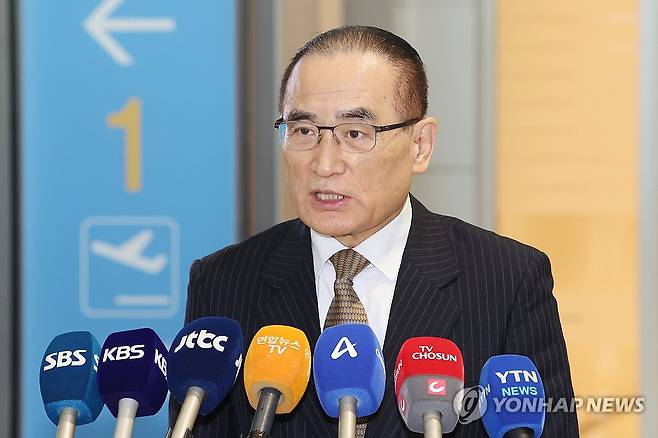 방미 앞둔 위성락 안보실장 (영종도=연합뉴스) 임화영 기자 = 위성락 국가안보실장이 방미 일정을 위해 6일 인천국제공항을 통해 미국 워싱턴DC로 출국하기 앞서 취재진의 질문에 답하고 있다.
    위 실장은 오는 8일까지 사흘간 미국 정부 고위급 인사들과 상호관세 유예기간, 한미 정상회담 등 양국 간 현안을 논의할 것으로 전망된다. 2025.7.6 hwayoung7@yna.co.kr