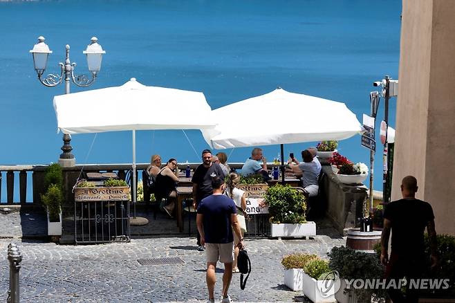 교황 별장이 있는 알바노 호수 주변 식당에 모인 사람들 [로이터 연합뉴스 자료사진. 재판매 및 DB 금지]