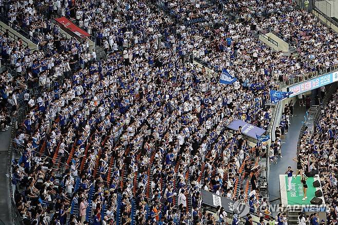 프로야구 역대 최소 경기 700만명 관중 돌파 예정 (서울=연합뉴스) 임화영 기자 = 프로야구 역대 최소 경기 700만명 관중 돌파를 앞둔 2일 서울 잠실야구장이 삼성 라이온즈와 두산 베어스의 경기를 찾은 관중들로 가득 차 있다.
    프로야구 최소 경기 700만 관중 기록은 지난해 작성된 487경기이며, 이번 시즌은 지난해보다도 훨씬 빠르게 700만 관중을 돌파할 참이다. 2025.7.2 hwayoung7@yna.co.kr