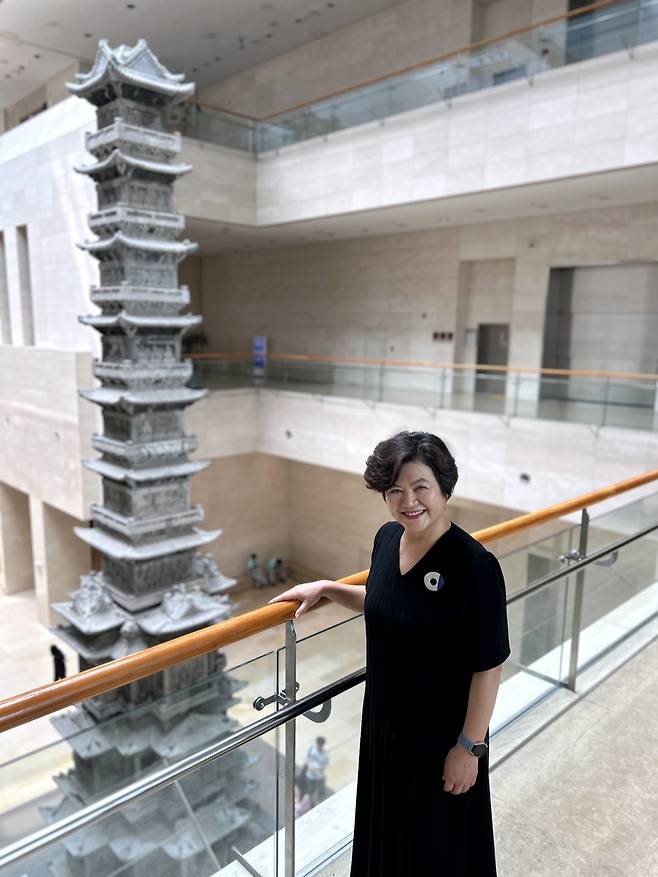 이현주 국립중앙박물관 홍보전문경력관     (서울=연합뉴스) 김예나 기자 = 이현주 국립중앙박물관 홍보전문경력관이 지난 4일 연합뉴스와 인터뷰한 뒤 기념 촬영을 하고 있다. 2025.7.6
    yes@yna.co.kr